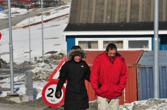 Aproveitando a manhã ensolarada de primavera para uma caminhada nas ruas de Ilulissat, na Groelândia